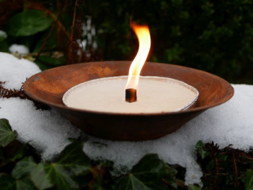 Rostoger Schal oder Teller mit einein Oitdoor Flammschale