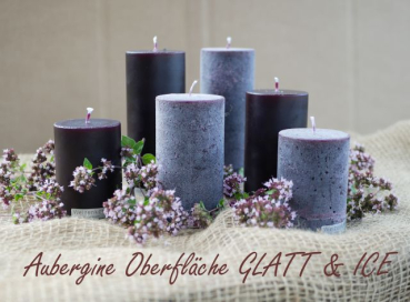 Weizenkornkerzen_Herbstrendfarbe Aubergine in Glatt Und ICE mit Blüten herbstlich dekoriert. Sehr schöne Komination von Glatter und rauer Oberflächenstruktur