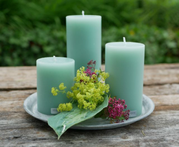 Stimmungsvolles Kerzenarrangement mit bordeauxfarbenen glatten Weizenkornkerzen und üppigen englischen Rosen auf einem nostalgischen Vintageteller.